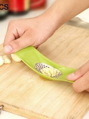 2 PCS Multifunctional Stainless Steel Arc-shaped Garlic Press Household Manual Garlic Crusher, Random Color Delivery