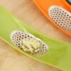 2 PCS Multifunctional Stainless Steel Arc-shaped Garlic Press Household Manual Garlic Crusher, Random Color Delivery