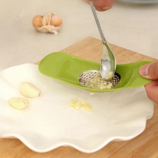 2 PCS Multifunctional Stainless Steel Arc-shaped Garlic Press Household Manual Garlic Crusher, Random Color Delivery