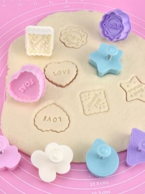 4 in 1 Three-Dimensional Fondant Biscuit Embossing Mold Push-Type Cake Mold Random Style Delivery